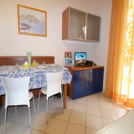 Colourful Flat In The Heart Of Апартаменти